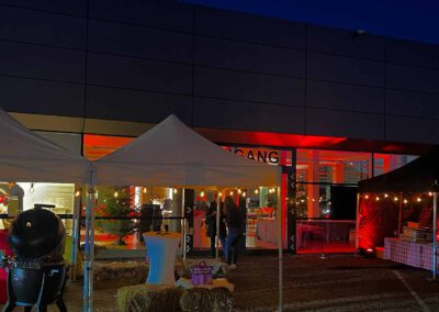 Aussenansicht Autohaus mit Grill und Lounge