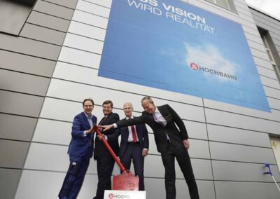 Bürgermeister Tschentscher und Hochbahn Chef eröffnen Busterminal