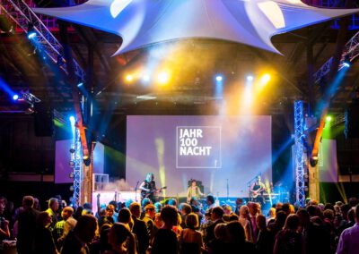 Gala mit Party und Band - Viele Menschen vor Bühne