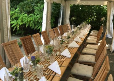 Gedeckter Tisch im Garten unter Zeltdach - Kleine Privatveranstaltung - edel