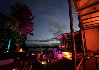 Bild einer abendlichen Stimmung im Herrenhaus-Garten an der Elbchaussee - tolle Lichtgestaltung, freundliche Atmosphäre