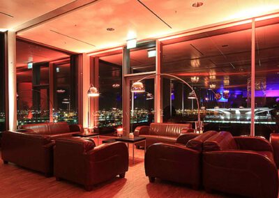 Bild einer Lounge mit Blick über den Hafen und die City