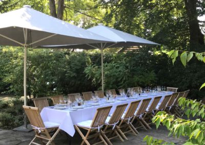 Bild einer gedeckten Tafel im Garten