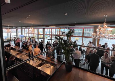 Bild eines Get Together in einer Eventlocation an der Elbe in Hamburg